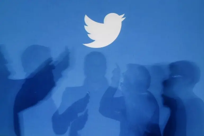 «تويتر» يغلق حسابات إثر مزاعم عن تسريب كلمات مرور