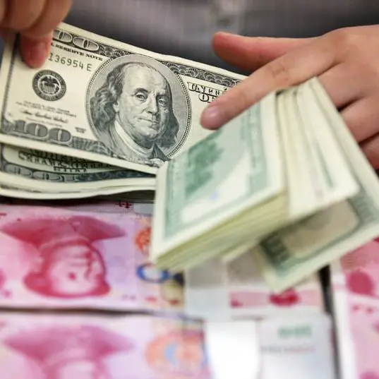 اليوان الصيني يهبط لمستوى منخفض جديد في خمس سنوات ونصف أمام الدولار