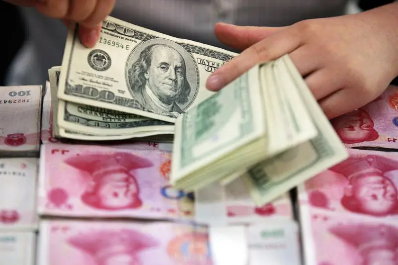 اليوان الصيني يهبط لمستوى منخفض جديد في خمس سنوات ونصف أمام الدولار