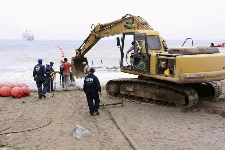 Alcatel-Lucent contractors lay the East African Marine Cable (TEAMS) fibre optic cable on the Fujairah shore-end, April 10, 2009. Picture taken April 10, 2009. REUTERS/Gina Din Corporate Communications/Japheth Kagondu/Handout \\r\\nImage used for illustrative purposes\\r\\n , Reuters Images/Gina Din Corporate Communications/Japheth Kagondu/Handout 