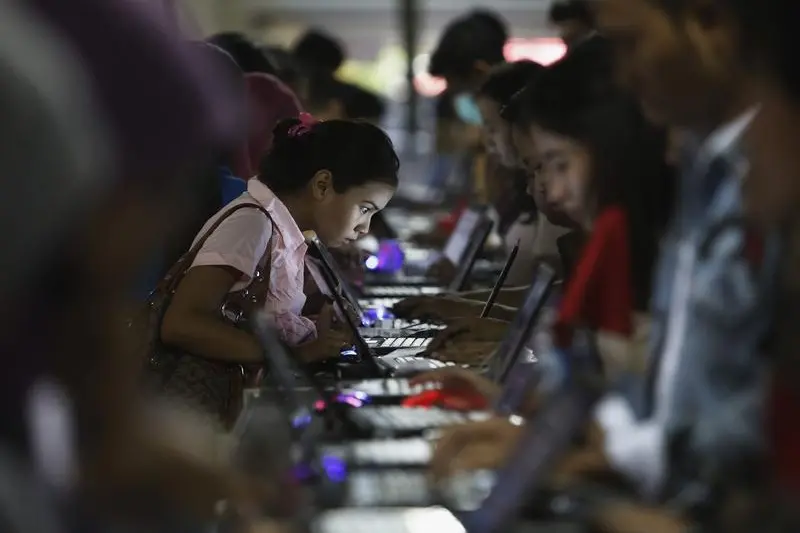 Indonesian youths stand in a line as they fill up job application forms at Kompas Karier Fair in Jakarta August 30, 2013. Indonesia\\'s finance minister said month-on-month inflation in August would ease to 1.27 percent from the 3.29 percent rate in July following a big hike in fuel prices. REUTERS/Beawiharta  , Reuters Images/Beawiharta 