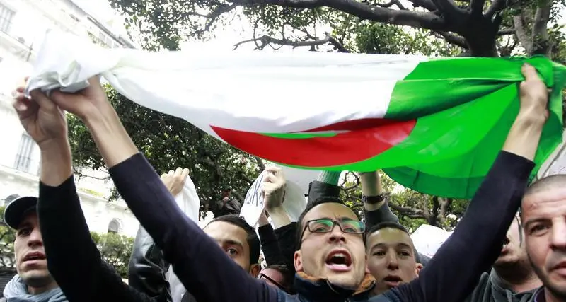عشرات الآلاف من الجزائريين يدعون بوتفليقة للتنحي