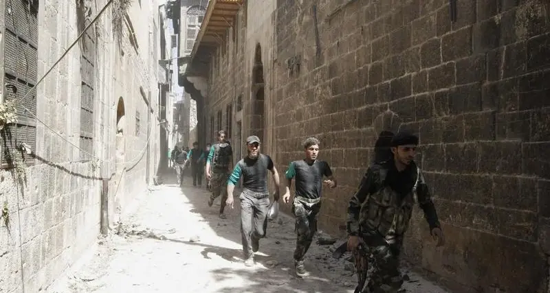مرصد: غارات جوية سورية أو روسية تقتل العشرات في شرق سوريا