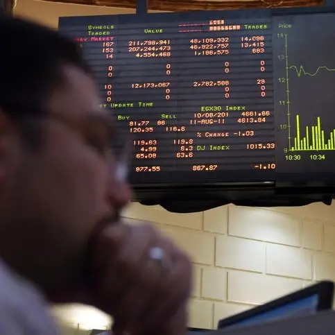 مؤشرات البورصة المصرية تغلق على تباين متأثرة بمبيعات الأفراد