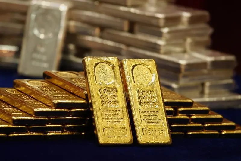 صعود الذهب والفضة يدعم تراجع الدولار وتجنب المخاطر