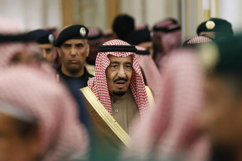 العاهل السعودي يعود لبلاده ويمنح مكافأة للمشاركين في القتال باليمن