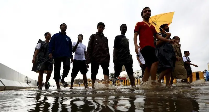 أمطار المدينة المنورة: احتجاز مركبات وأشخاص وسقوط «مظلات»