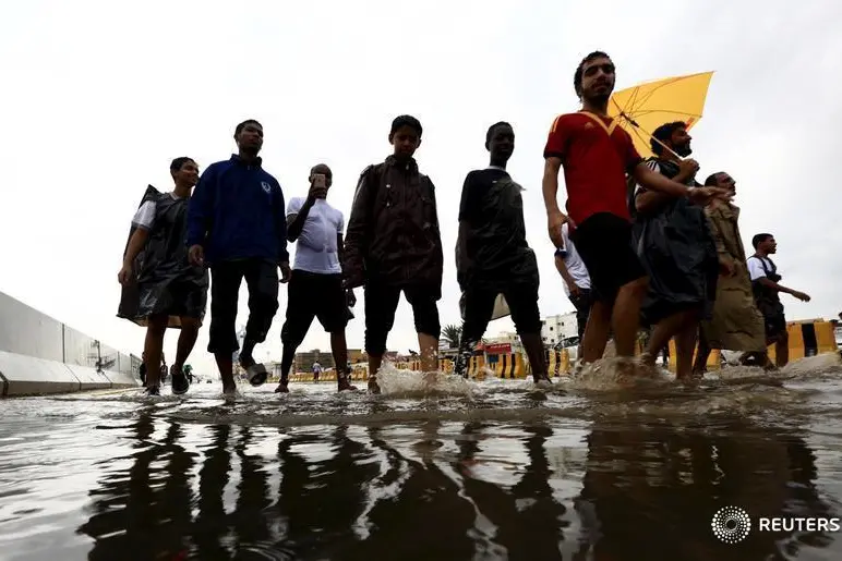 أمطار المدينة المنورة: احتجاز مركبات وأشخاص وسقوط «مظلات»