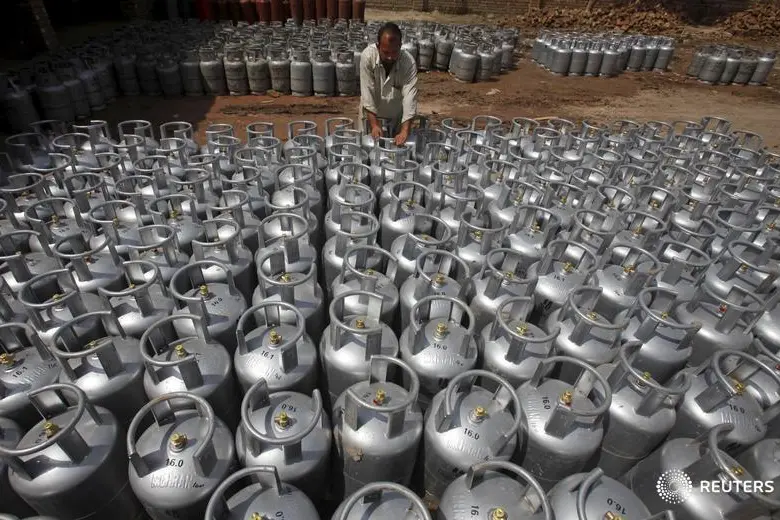 باكستان تعتزم طرح مناقصتين لشراء 750 ألف طن من الغاز الطبيعي المسال سنويا