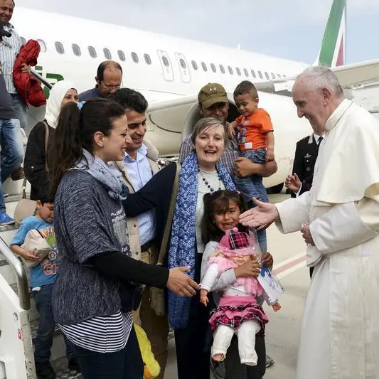 لاجئون سوريون اصطحبهم البابا على طائرته يبدأون حياة جديدة في روما