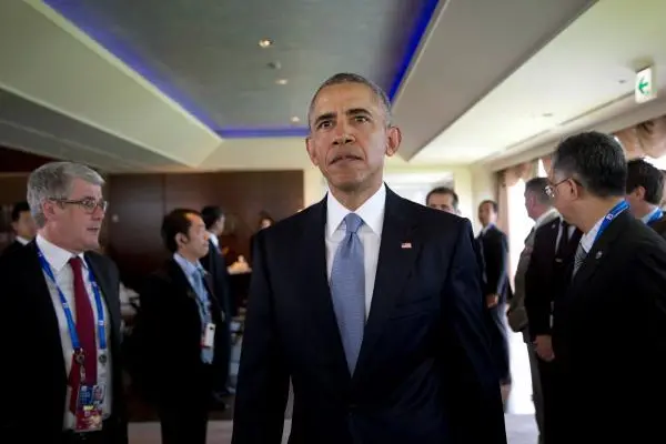 UPDATE 2-Obama stirs debate with Hiroshima visit