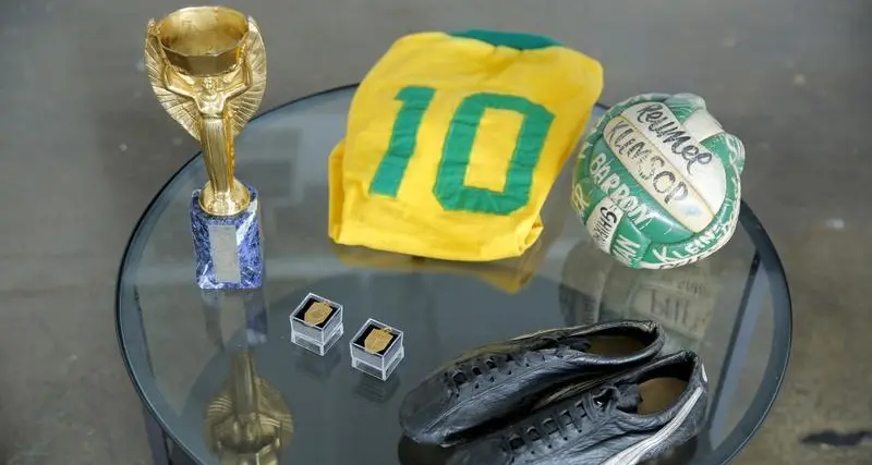 بيليه يبيع بعض تذكاراته من أجل الخير