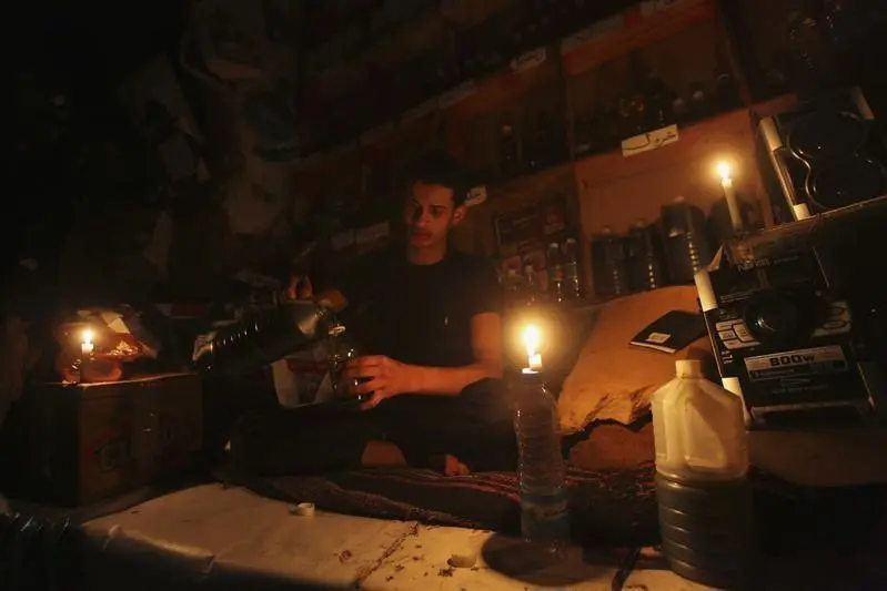 تحقيق - سكان عدن يعانون وطأة انقطاع الكهرباء