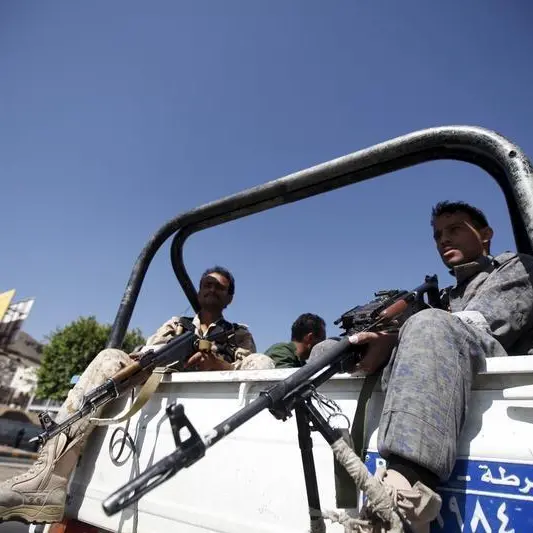 الحوثيون يفرجون عن 120 معتقلاً تنفيذاً لمشاورات الكويت