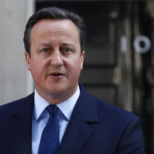 وزير خارجية بريطانيا يقول إن كاميرون سيبقى رئيسا للوزراء