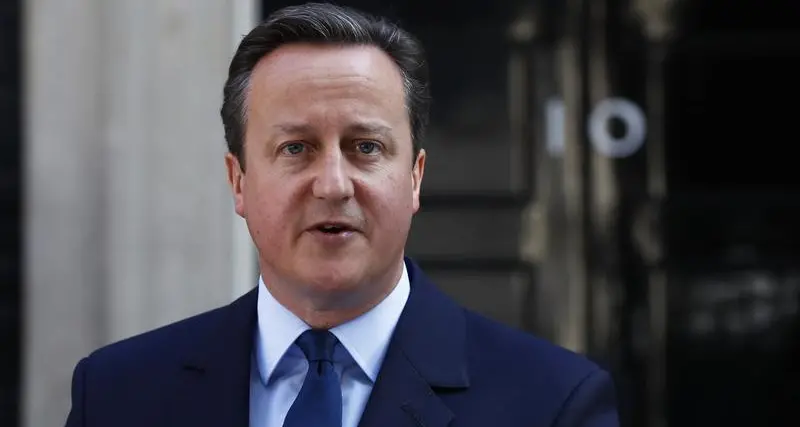 وزير خارجية بريطانيا يقول إن كاميرون سيبقى رئيسا للوزراء