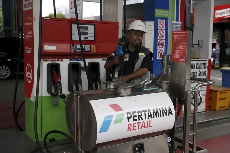 A worker stands by a fuel dispenser a petrol station of state-owned Pertamina in Jakarta, Indonesia, February 17, 2016.  , Reuters Images/Beawiharta - RTX27ARU