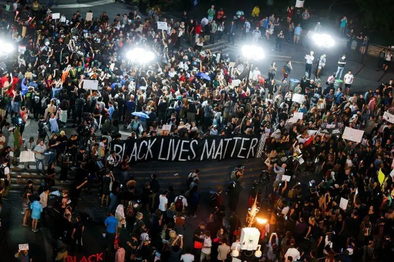 احتجاجات على عنف الشرطة في مدن أمريكية تغلق الطرق