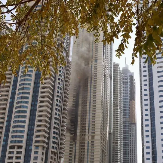 إخماد حريق في مبنى تحت الإنشاء في دبي ولا تقارير عن إصابات