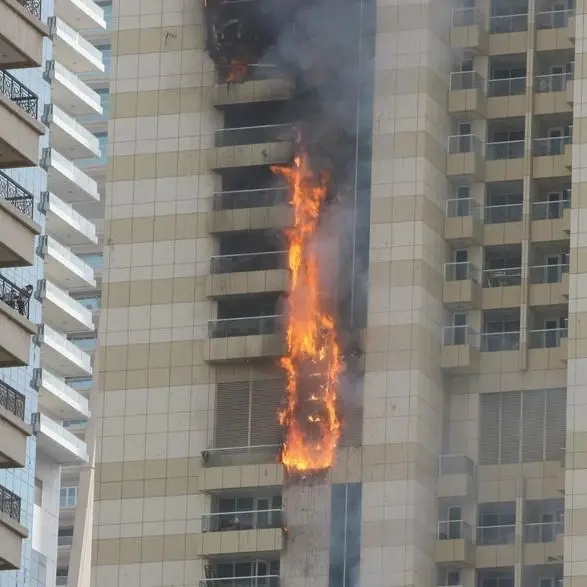 حريق في برج سلافة بدبي وفرق الدفاع المدني تعمل على السيطرة عليه