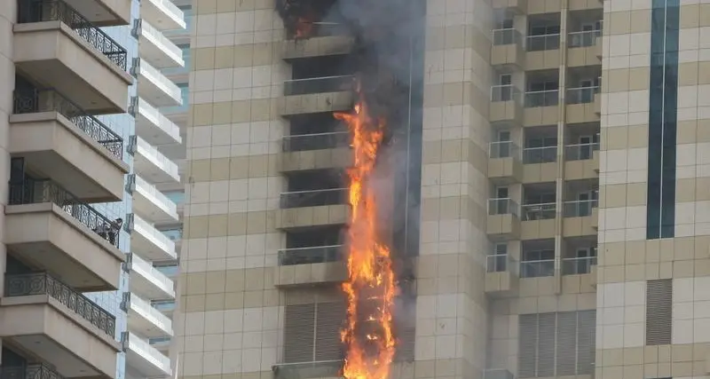 حريق في برج سلافة بدبي وفرق الدفاع المدني تعمل على السيطرة عليه