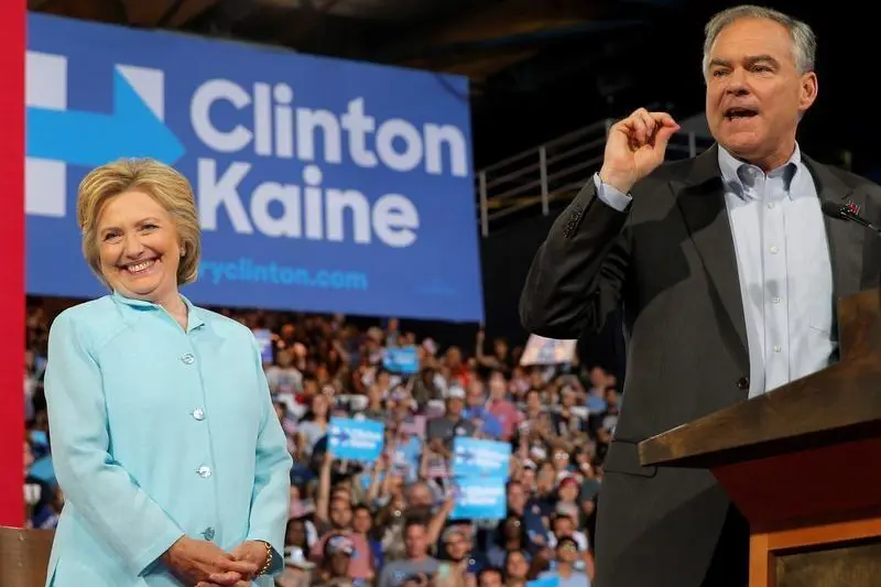كين يظهر لأول مرة في حملة كلينتون بعد اختياره للترشح على منصب نائب الرئيس