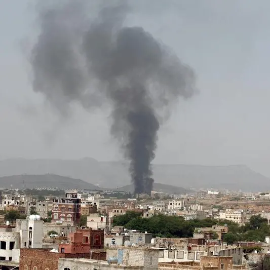 سكان: استئناف ضربات التحالف الجوية على العاصمة اليمنية وإغلاق المطار