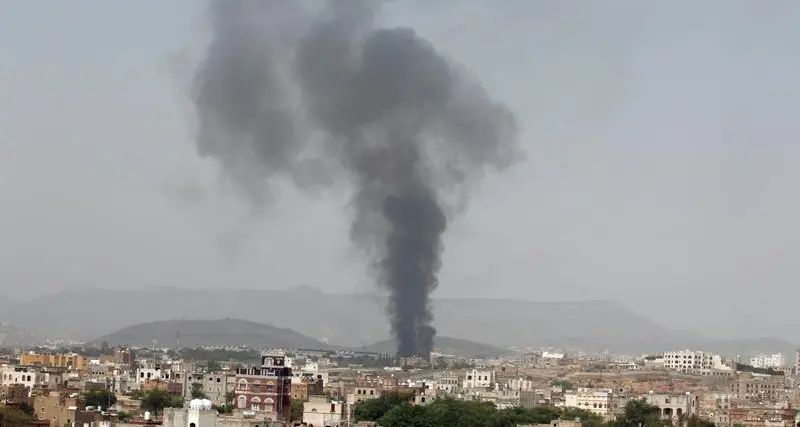 سكان: استئناف ضربات التحالف الجوية على العاصمة اليمنية وإغلاق المطار