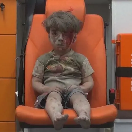 فيديو مروع يظهر انتشال طفل وجهه ملطخ بالدماء من تحت أنقاض حلب