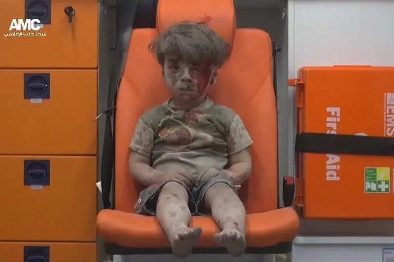 فيديو مروع يظهر انتشال طفل وجهه ملطخ بالدماء من تحت أنقاض حلب