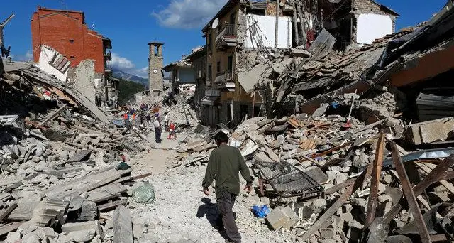 زلزال يدمر بلدات جبلية في وسط إيطاليا ومقتل 20 على الأقل