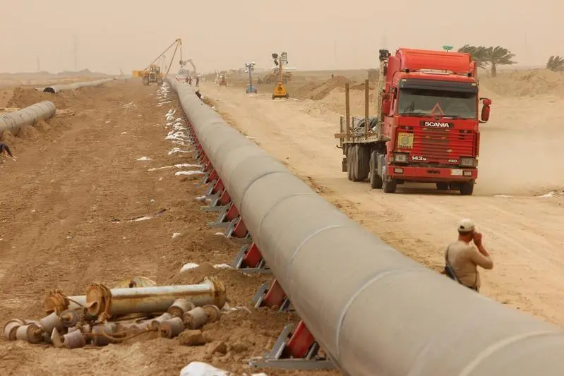 Workers set up a natural gas pipeline during a dust storm at Iraq\\'s border with Iran in Basra, southeast of Baghdad, April 12, 2016.  REUTERS/Essam Al-Sudani. Image used for illustrative purpose.  , Reuters Images/Essam Al-Sudani 