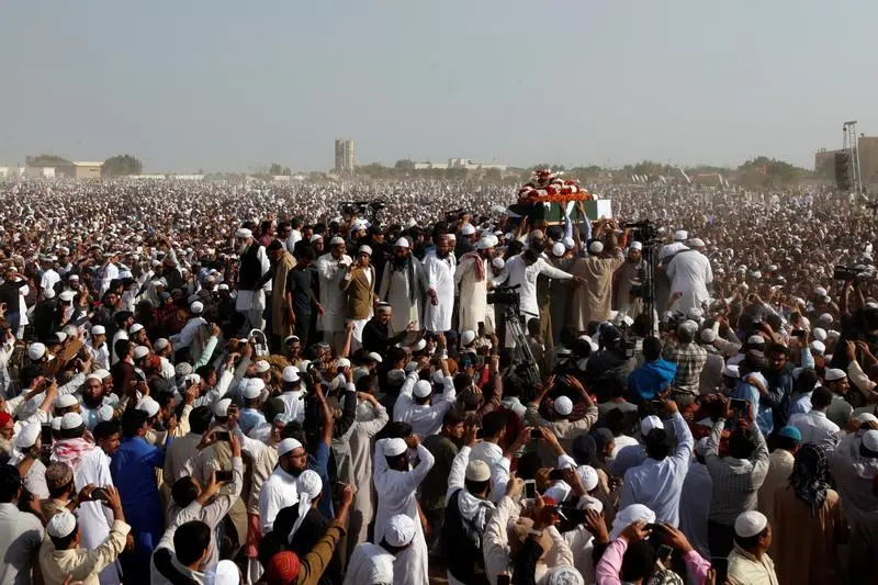 Men carry the coffin of Junaid Jamshed, wrapped in the national flag, a pop star turned evangelical Muslim cleric, who was killed in an airplane crash, during his funeral in Karachi, Pakistan, December 15, 2016. REUTERS/Akhtar Soomro  , Reuters Images/Akhtar Soomro 