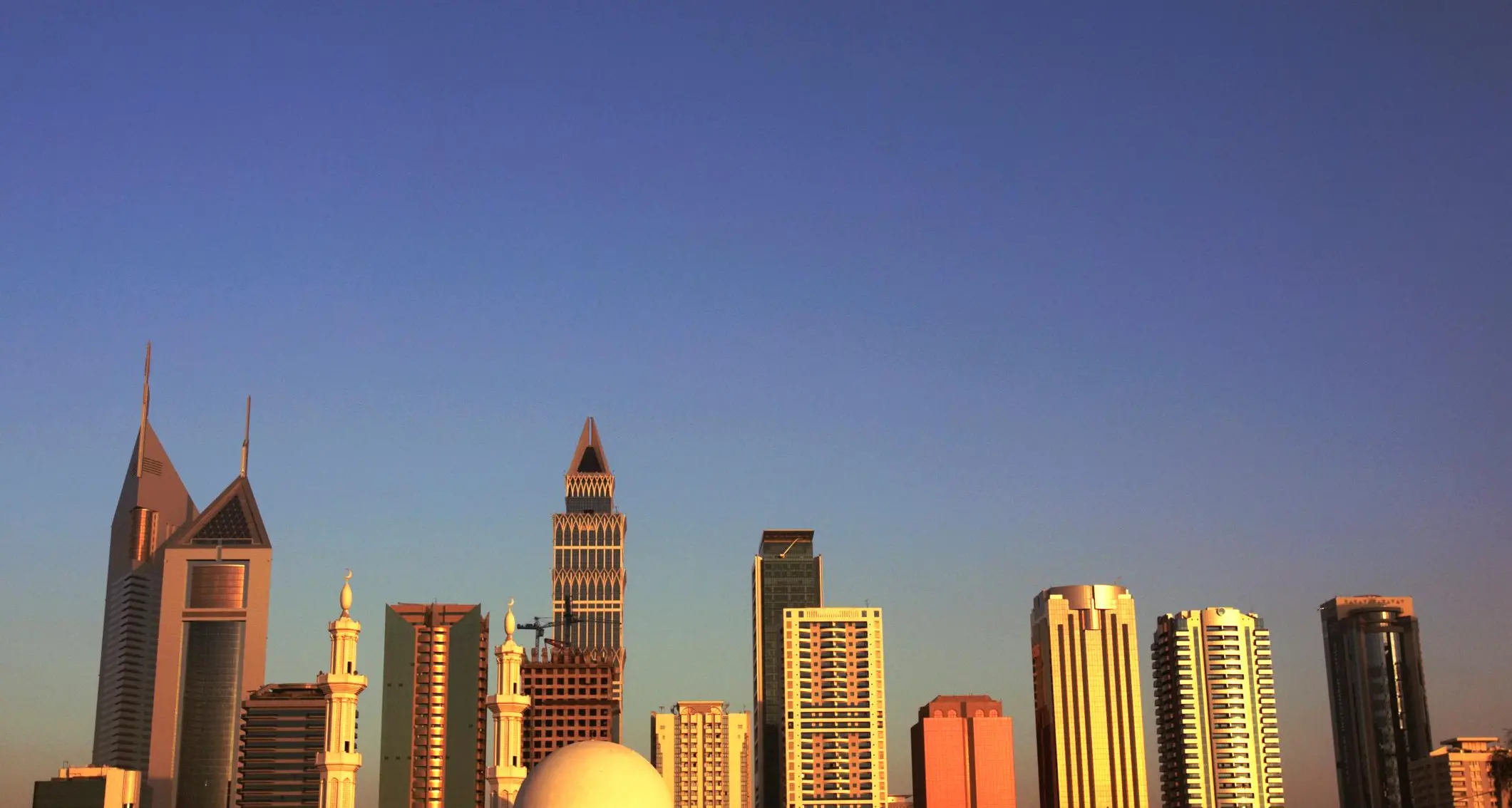 نمو القطاع الخاص الإماراتي في يوليو عند أدنى مستوى في 4 أشهر