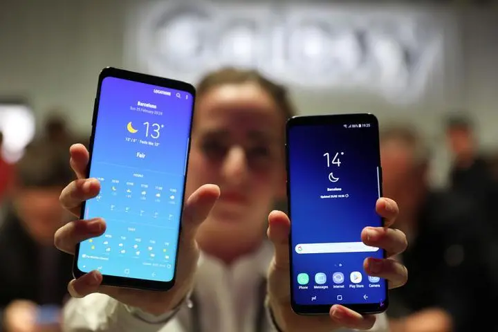 A hostess shows up Samsung\\'s new S9 (R) and S9 Plus devices after a presentation ceremony at the Mobile World Congress in Barcelona, Spain February 25, 2018.   , Reuters Images/Sergio Perez