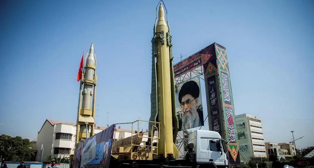 إيران تعلن نجاحها في إطلاق صاروخ من غواصة خلال مناورات بالخليج