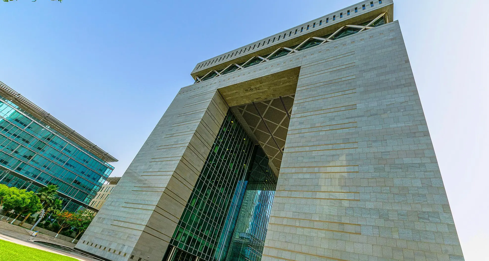 دبي للخدمات المالية تغرم كيانين تابعين لأبراج 315 مليون دولار
