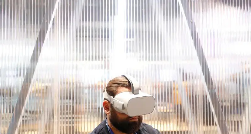 نظارة من «فيسبوك» للتجول في الواقع الافتراضي