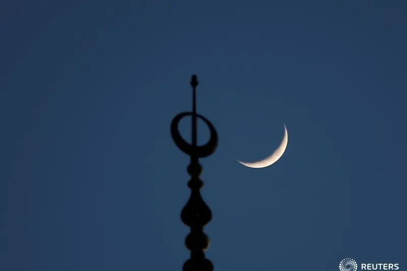 The moon is seen over Al-Amin Mosque on the second day of the holy month of Ramadan in Beirut, Lebanon May 18, 2018. \\r\\nImage used for illustrative purposes. , Reuters Images/ Jamal Saidi