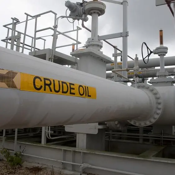 Oil strengthens as fall estimated in US crude inventories