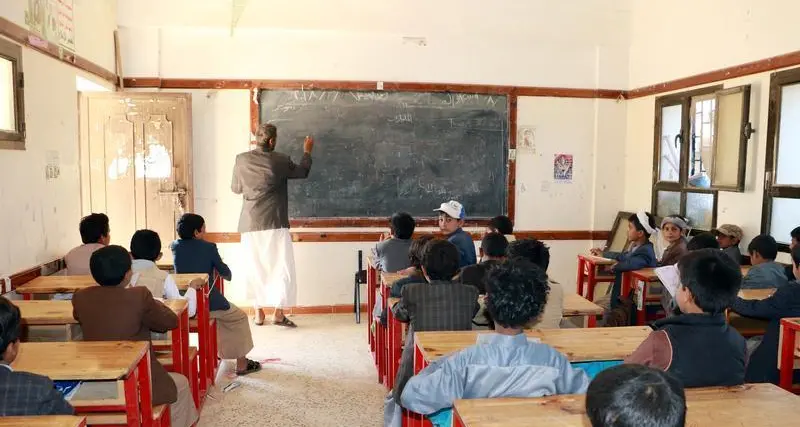 معلم يمني يحول منزله إلى مدرسة لنحو 700 تلميذ