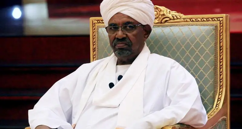 مصادر حكومية لرويترز تتحدث عن تنحي الرئيس السوداني عمر البشير