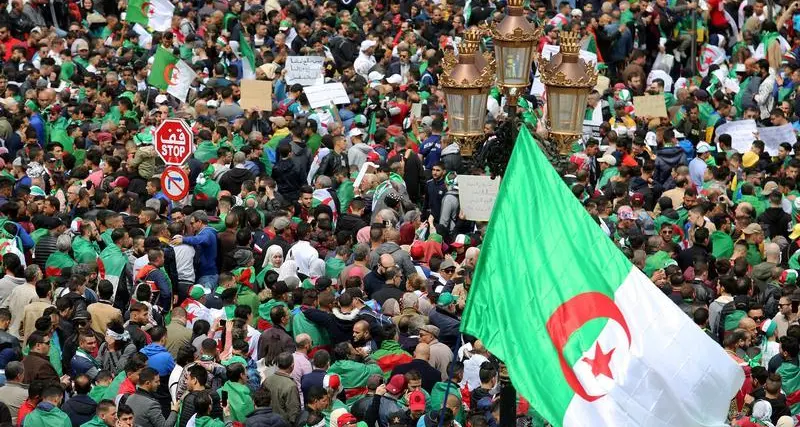 محكمة جزائرية تستدعي رئيس الوزراء السابق ووزير المالية بتهمة تبديد المال العام