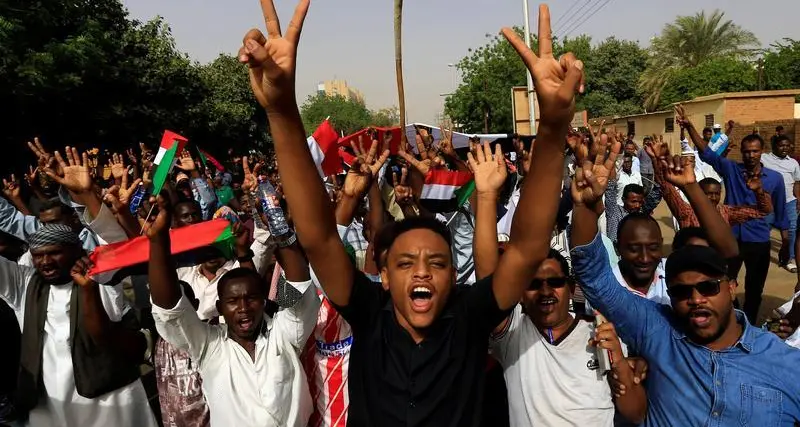 رئيس المجلس العسكري في السودان يعد بتشكيل حكومة مدنية