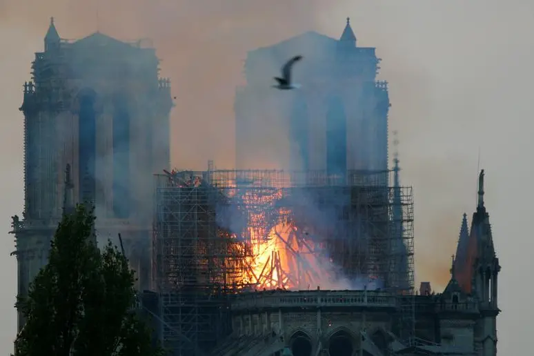 حريق يلتهم كاتدرائية نوتردام في باريس وماكرون يتعهد بإعادة بنائها