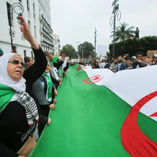 آلاف الجزائريين يطالبون بإصلاحات سياسية ويهتفون \"ارحلوا جميعا\"