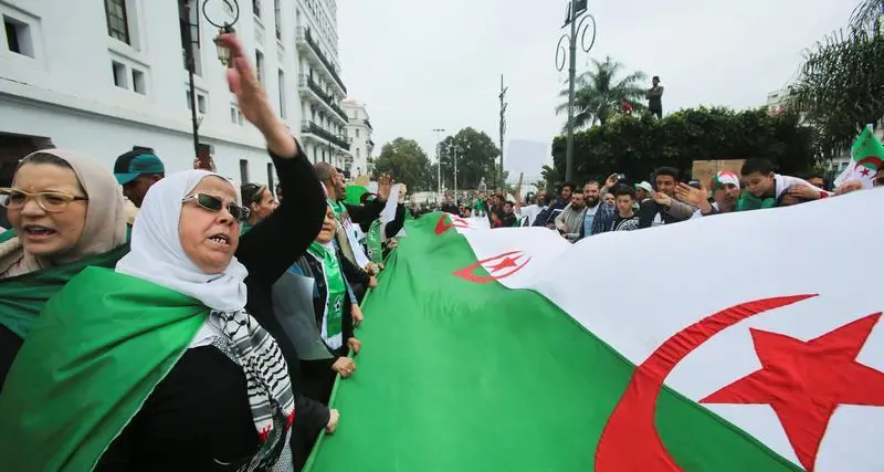 آلاف الجزائريين يطالبون بإصلاحات سياسية ويهتفون \"ارحلوا جميعا\"