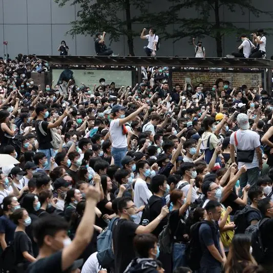 عشرات الآلاف يخرجون في مظاهرات تشل حركة المركز المالي في هونج كونج