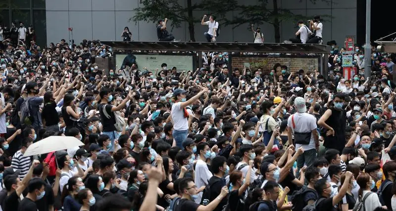 عشرات الآلاف يخرجون في مظاهرات تشل حركة المركز المالي في هونج كونج