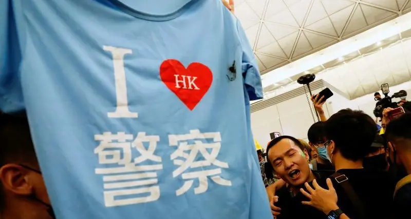 المعلمون في هونج كونج يشاركون في الاحتجاجات رغم العواصف الرعدية
